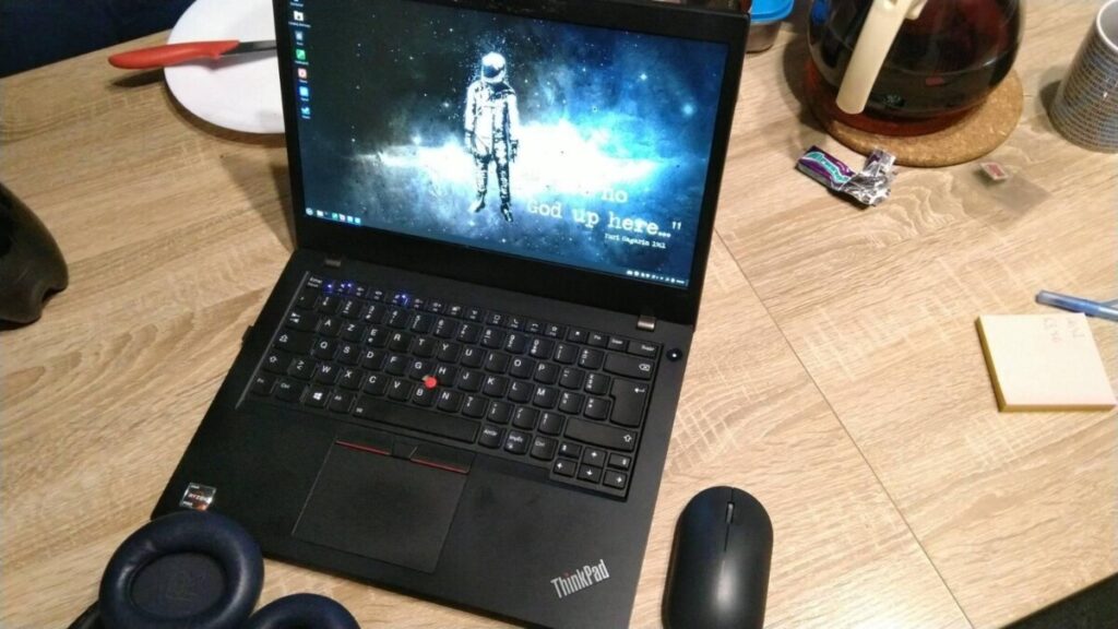 thinkpad na stole